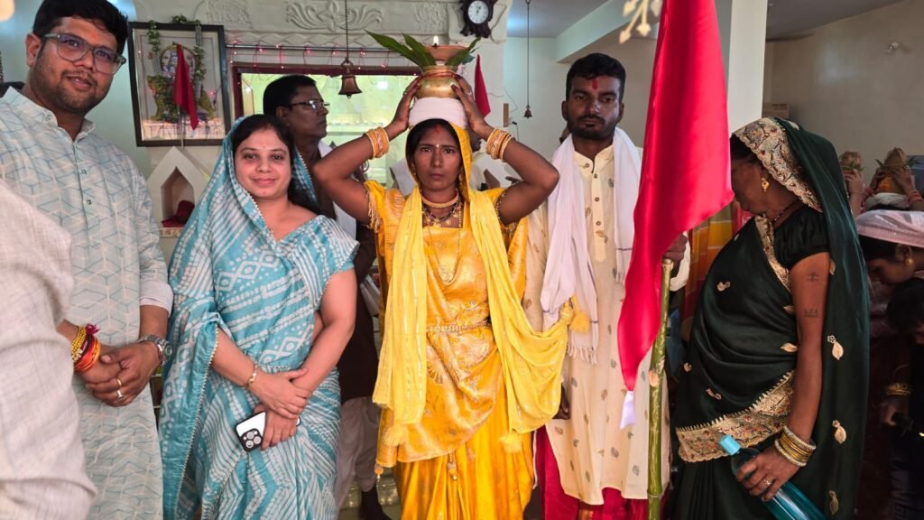 सेवा की मिसाल स्थापित की शहर के समाजसेवी मांगेराम अग्रवाल एवं मानस अग्रवाल ने, अग्रसेन जयंती पर्व पर विकलांगों की सेवा के लिए दी ₹90000/-रुपये की सहयोग राशि,लखाली के दुर्गा मंदिर में नवरात्रि पर्व पर पहुंचे दुबलधनिया परिवार के सदस्य, मंदिर में दो बड़े कुलर सहित समय-समय पर सेवाएं देते रहता है दुबलधनिया परिवार kshititech