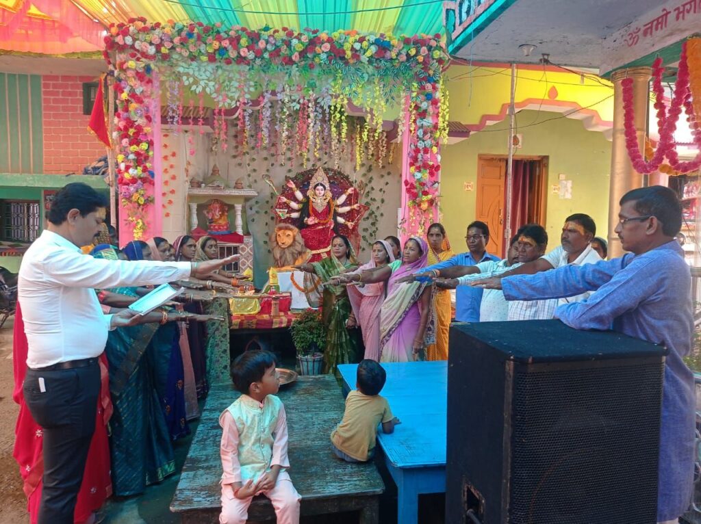 स्वच्छता की अनूठी पहल- दुर्गा पूजा में स्वच्छता सेवा का संकल्प लिया ग्रामीण महिलाओं ने, ग्राम पंचायत सोंठी की सरपंच राखी यादव ने दिलाई स्वच्छता का संकल्प,पूरे गांव में चलेगा विशेष जन जागरूकता अभियान, पूर्व सरपंच अशोक यादव ने कहा- हमारा गांव स्वच्छ एवं स्वस्थ गांव की बनाएगा पहचान स्वच्छता की अनूठी पहल- दुर्गा पूजा में स्वच्छता सेवा का संकल्प लिया ग्रामीण महिलाओं ने, ग्राम पंचायत सोंठी की सरपंच राखी यादव ने दिलाई स्वच्छता का संकल्प,पूरे गांव में चलेगा विशेष जन जागरूकता अभियान, पूर्व सरपंच अशोक यादव ने कहा- हमारा गांव स्वच्छ एवं स्वस्थ गांव की बनाएगा पहचान kshititech