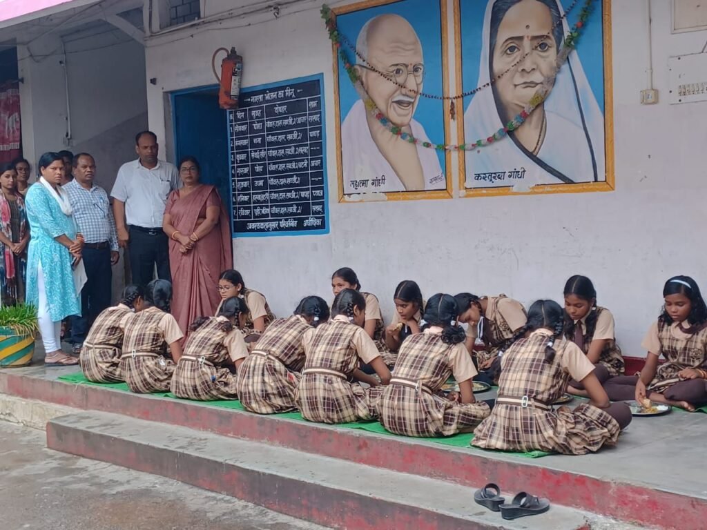 DEO मैडम का सरकारी स्कूलों में औचक निरीक्षण, नगरदा के सरकारी स्कूल के व्याख्याता को कारण बताओ नोटिस जारी, स्कूलों के मध्यान्ह भोजन की गुणवत्ता की भी हो रही जांच, सुबह 8 बजे ही स्कूल पहुंच जाती है DEO DEO मैडम का सरकारी स्कूलों में औचक निरीक्षण, नगरदा के सरकारी स्कूल के व्याख्याता को कारण बताओ नोटिस जारी, स्कूलों के मध्यान्ह भोजन की गुणवत्ता की भी हो रही जांच, सुबह 8 बजे ही स्कूल पहुंच जाती है DEO kshititech