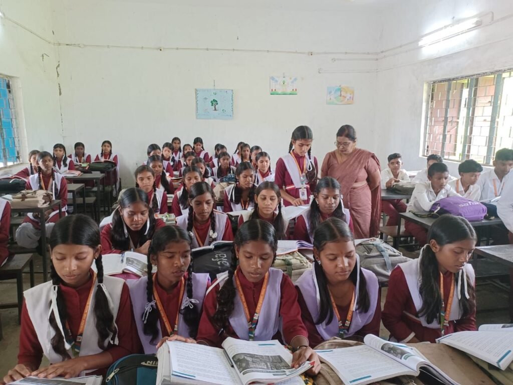 DEO मैडम का सरकारी स्कूलों में औचक निरीक्षण, नगरदा के सरकारी स्कूल के व्याख्याता को कारण बताओ नोटिस जारी, स्कूलों के मध्यान्ह भोजन की गुणवत्ता की भी हो रही जांच, सुबह 8 बजे ही स्कूल पहुंच जाती है DEO DEO मैडम का सरकारी स्कूलों में औचक निरीक्षण, नगरदा के सरकारी स्कूल के व्याख्याता को कारण बताओ नोटिस जारी, स्कूलों के मध्यान्ह भोजन की गुणवत्ता की भी हो रही जांच, सुबह 8 बजे ही स्कूल पहुंच जाती है DEO kshititech