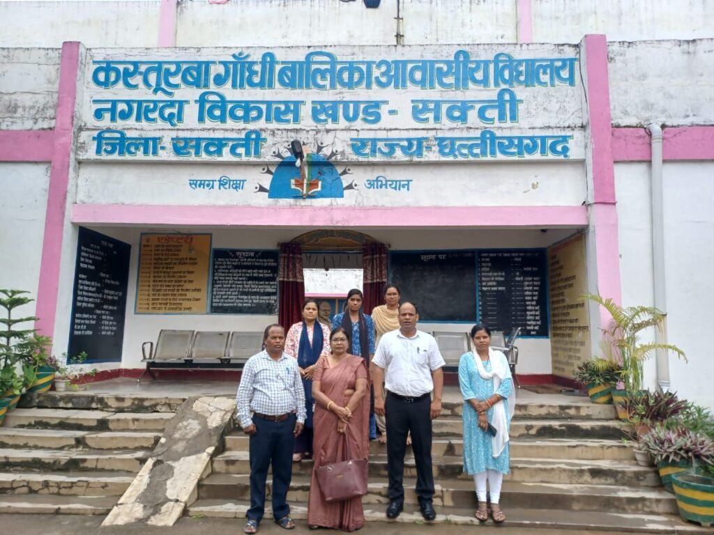 DEO मैडम का सरकारी स्कूलों में औचक निरीक्षण, नगरदा के सरकारी स्कूल के व्याख्याता को कारण बताओ नोटिस जारी, स्कूलों के मध्यान्ह भोजन की गुणवत्ता की भी हो रही जांच, सुबह 8 बजे ही स्कूल पहुंच जाती है DEO DEO मैडम का सरकारी स्कूलों में औचक निरीक्षण, नगरदा के सरकारी स्कूल के व्याख्याता को कारण बताओ नोटिस जारी, स्कूलों के मध्यान्ह भोजन की गुणवत्ता की भी हो रही जांच, सुबह 8 बजे ही स्कूल पहुंच जाती है DEO kshititech