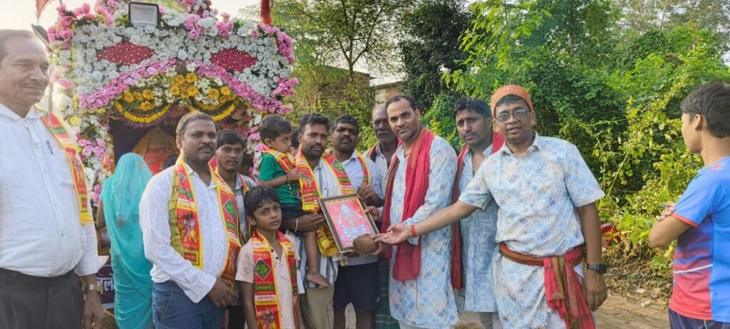 20000 देवी भक्तों ने करी चंद्रहासिनी देवी की पदयात्रा, 25 सितंबर को शक्ति से निकली चंद्रपुर पदयात्रा का जगह-जगह हुआ जोरदार स्वागत, श्री चंद्रपुर पदयात्रा सेवा समिति ने किया था आयोजन, पूरे छत्तीसगढ़ की सबसे बड़ी पदयात्रा है चंद्रपुर पदयात्रा kshititech