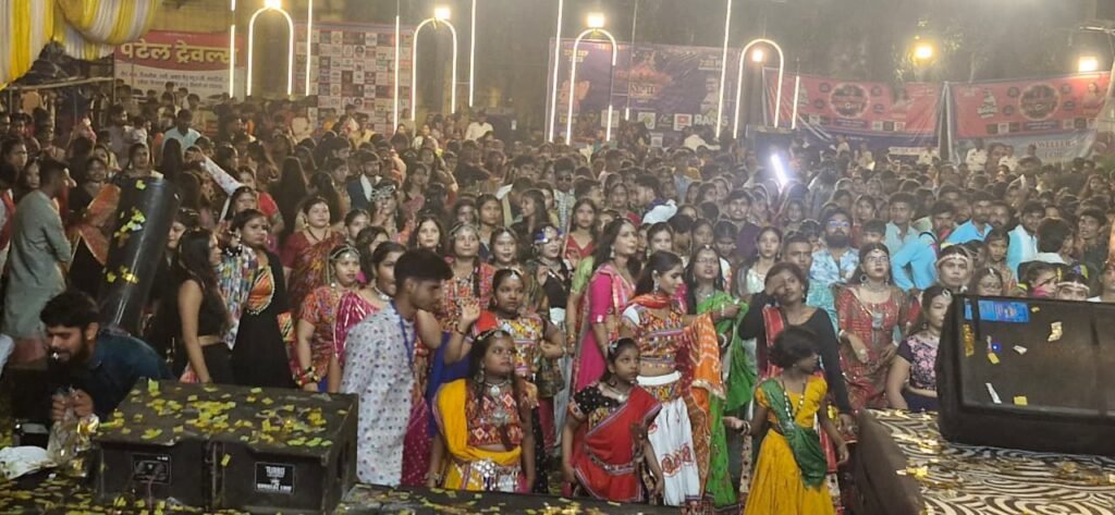 27 सितंबर को शक्ति के शुभम ग्रीन्स में हुआ पंखिड़ा नाइट, जिला पुलिस प्रशासन की सजगता से एक कदम जागरूकता की ओर सुरक्षा को लेकर भी चला विशेष अभियान, एसपी मैडम के निर्देशन में हेलमेट को लेकर किया गया जागरूक, चीफ गेस्ट रहे श्यामसुंदर अग्रवाल kshititech