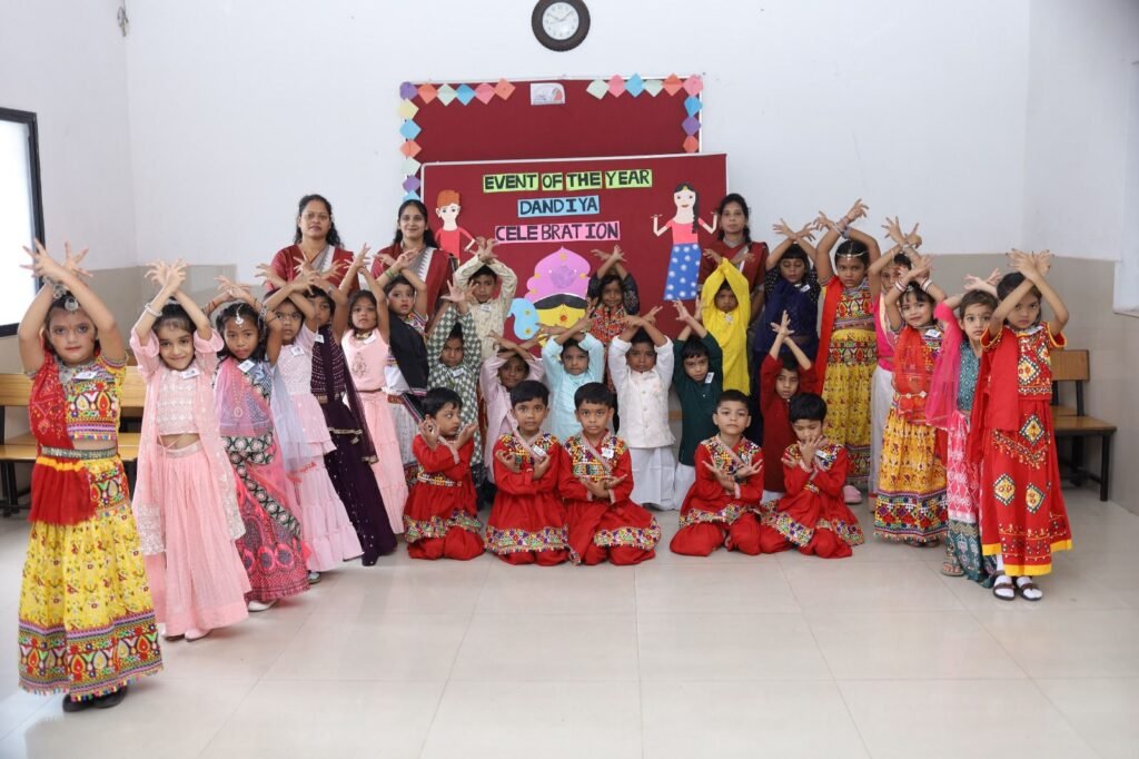 बाराद्वार के विद्या भूमि इंग्लिश मीडियम स्कूल ने किया गरबा डांडिया उत्सव, बच्चों की मनमोहक प्रस्तुति पर विद्यालय प्रबंधन ने दी बधाई,नवरात्रि के पावन मौके पर बच्चों ने भी पारंपरिक तरीके से दिखाया उत्साह, स्कूल के डायरेक्टर शरद केडिया ने कहा- नन्हे मुन्ने बच्चों का अद्भुत प्रदर्शन माता रानी की आस्था को समर्पित kshititech