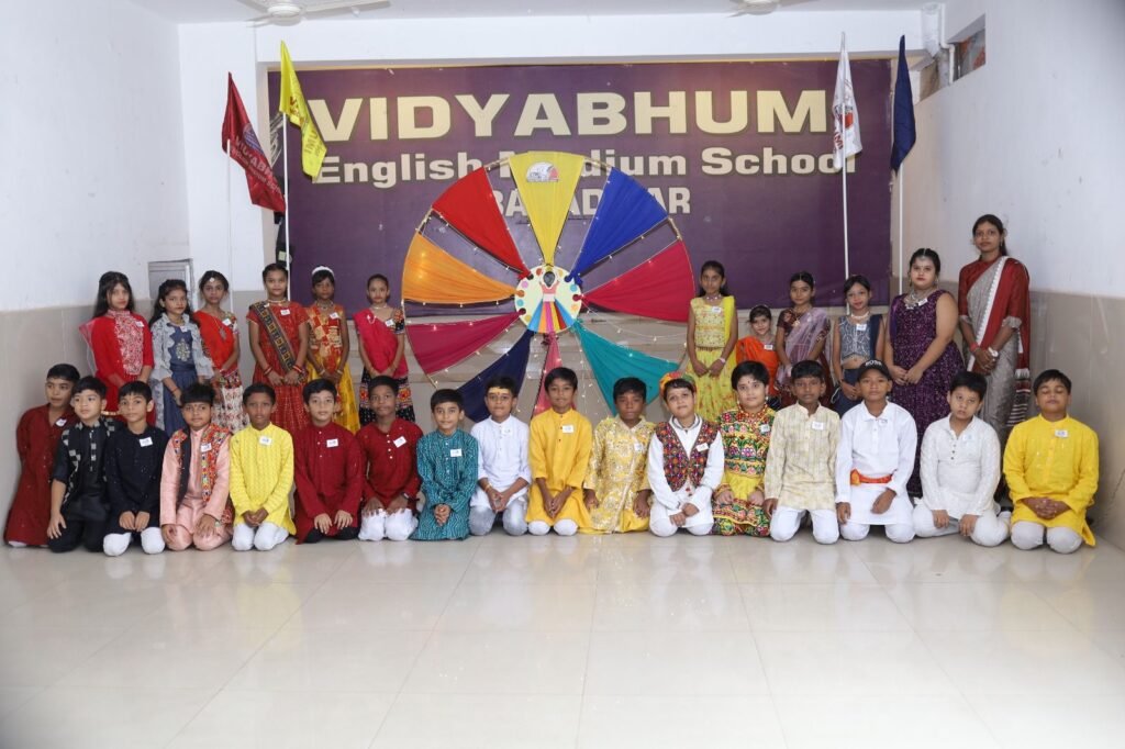 बाराद्वार के विद्या भूमि इंग्लिश मीडियम स्कूल ने किया गरबा डांडिया उत्सव, बच्चों की मनमोहक प्रस्तुति पर विद्यालय प्रबंधन ने दी बधाई,नवरात्रि के पावन मौके पर बच्चों ने भी पारंपरिक तरीके से दिखाया उत्साह, स्कूल के डायरेक्टर शरद केडिया ने कहा- नन्हे मुन्ने बच्चों का अद्भुत प्रदर्शन माता रानी की आस्था को समर्पित kshititech