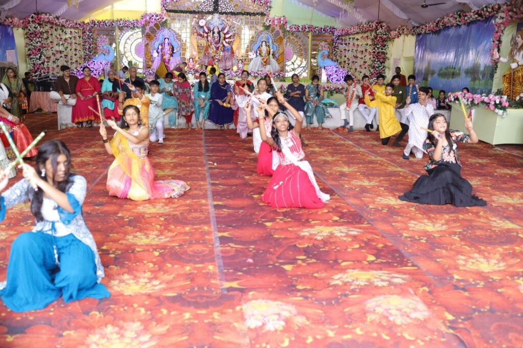 बाराद्वार के विद्या भूमि इंग्लिश मीडियम स्कूल ने किया गरबा डांडिया उत्सव, बच्चों की मनमोहक प्रस्तुति पर विद्यालय प्रबंधन ने दी बधाई,नवरात्रि के पावन मौके पर बच्चों ने भी पारंपरिक तरीके से दिखाया उत्साह, स्कूल के डायरेक्टर शरद केडिया ने कहा- नन्हे मुन्ने बच्चों का अद्भुत प्रदर्शन माता रानी की आस्था को समर्पित kshititech