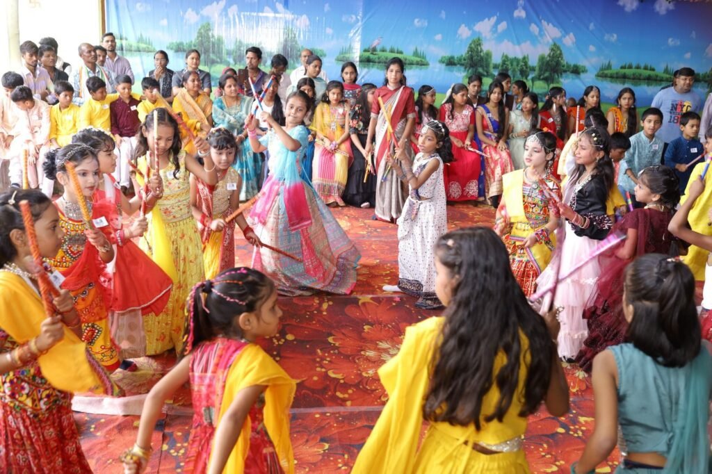 बाराद्वार के विद्या भूमि इंग्लिश मीडियम स्कूल ने किया गरबा डांडिया उत्सव, बच्चों की मनमोहक प्रस्तुति पर विद्यालय प्रबंधन ने दी बधाई,नवरात्रि के पावन मौके पर बच्चों ने भी पारंपरिक तरीके से दिखाया उत्साह, स्कूल के डायरेक्टर शरद केडिया ने कहा- नन्हे मुन्ने बच्चों का अद्भुत प्रदर्शन माता रानी की आस्था को समर्पित kshititech