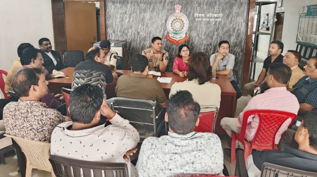 शक्ति में सुबह 11:00 बजे से रात्रि 8:00 बजे तक होगा गणेश प्रतिमाओं का विसर्जन, 2 सितंबर को पुलिस थाना शक्ति में आयोजित शांति समिति की बैठक में हुआ निर्णय,TI लखन पटेल ने कहा- गणेश विसर्जन एवं मुस्लिम समाज के पर्व को शांतिपूर्ण ढंग से संपन्न कराना ही हमारी जिम्मेदारी, जुलूस में डीजे का उपयोग करने पर होगी कड़ी कार्रवाई शक्ति में सुबह 11:00 बजे से रात्रि 8:00 बजे तक होगा गणेश प्रतिमाओं का विसर्जन, 2 सितंबर को पुलिस थाना शक्ति में आयोजित शांति समिति की बैठक में हुआ निर्णय,TI लखन पटेल ने कहा- गणेश विसर्जन एवं मुस्लिम समाज के पर्व को शांतिपूर्ण ढंग से संपन्न कराना ही हमारी जिम्मेदारी, जुलूस में डीजे का उपयोग करने पर होगी कड़ी कार्रवाई kshititech