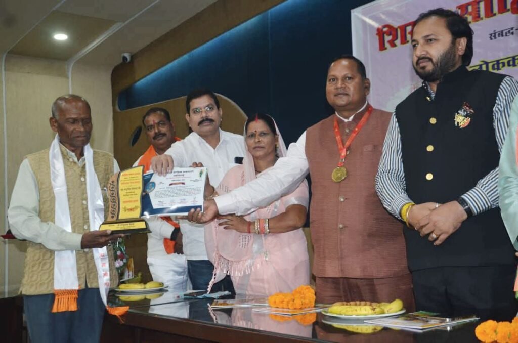 राष्ट्रीय सम्मान से नवाजे गए शक्ति के सेवानिवृत शिक्षक गंगू राम सिदार,भेड़ापाली निवासी श्री सिदार ने शिक्षा,साहित्य, लोक संस्कृति के क्षेत्र में दिया है अमूल्य योगदान, शक्ति ब्लॉक में भी उत्कृष्ट शिक्षक के रूप में जाने जाते थे गंगू राम सिदार kshititech