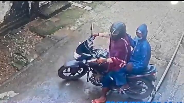 बड़ी खबर- शक्ति में महिला हुई चेन स्नेचिंग की शिकार, शक्ति के वरिष्ठ पत्रकार की धर्मपत्नी के दो तोले की सोने की चैन लूट ले गए दो अज्ञात मोटरसाइकिल सवार kshititech