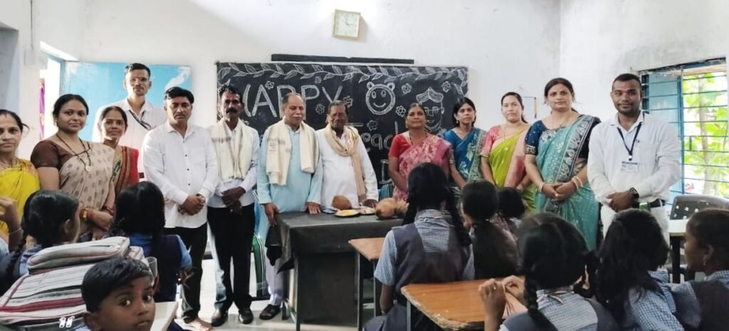 राज्यपाल पुरस्कृत शिक्षकों का चाम्पा में हुआ सम्मान समारोह, परमेश्वर स्वर्णकार रहे मुख्य अतिथि के रूप में उपस्थित, क्रीड़ा भारती के प्रांतीय उपाध्यक्ष गोपेश्वर कहरा ने किया संचालन kshititech