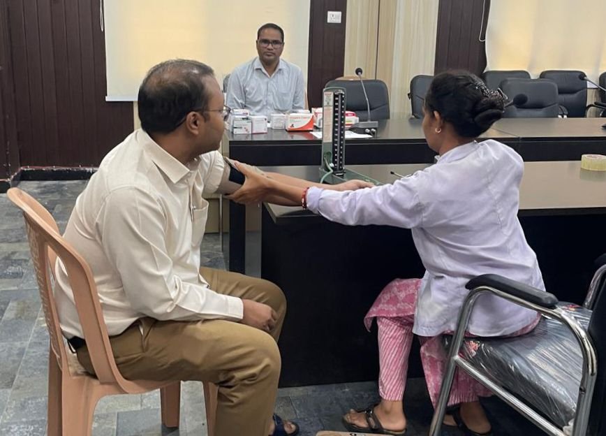 स्वस्थ रहने शक्ति जिले के कलेक्टर साहब एवं जिला पंचायत सीईओ ने कराया अपना हेल्थ चेकअप, 9 सितंबर को जिला पंचायत में आयोजित था हेल्प चेकअप कलेक्टर टोपनो ने कहा अपने स्वास्थ्य जांच नियमित रूप से करवाये, स्वास्थ्य महकमें की मुखिया डॉ. पूजा अग्रवाल के नेतृत्व में जिले में हेल्थ चेकअप को लेकर हो रही बड़ी पहल kshititech