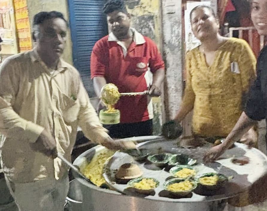 समाजसेविका अरुणा अग्रवाल के मार्गदर्शन में पितृ पक्ष पर लगाया जा रहा सार्वजनिक भंडारा, बिलासपुर के हनुमान मंदिर में खिचड़ी प्रसाद का हुआ वितरण,अरुणा अग्रवाल ने कहा- पितृपक्ष तक नियमित रूप से चलेगा भंडारे का आयोजन kshititech