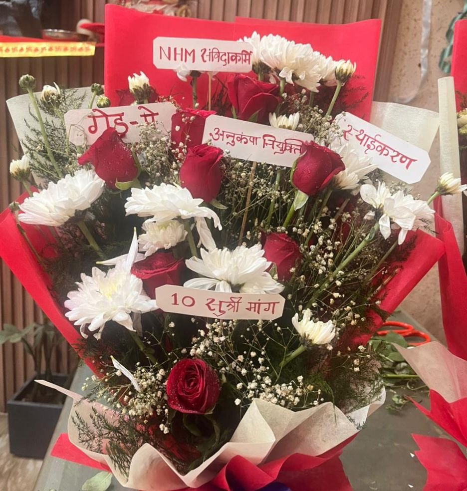 विरोध का नायाब तरीका, मुख्यमंत्री को भेंट किया अनूठा गुलदस्ता, शक्ति जिले में एनएचएम के कर्मचारियों ने अष्टभुजी के दरबार में लगाई अर्जी, कहां सद्बुद्धि दे मैंय्या इस सरकार को विरोध का नायाब तरीका, मुख्यमंत्री को भेंट किया अनूठा गुलदस्ता, शक्ति जिले में एनएचएम के कर्मचारियों ने अष्टभुजी के दरबार में लगाई अर्जी, कहां सद्बुद्धि दे मैंय्या इस सरकार को kshititech