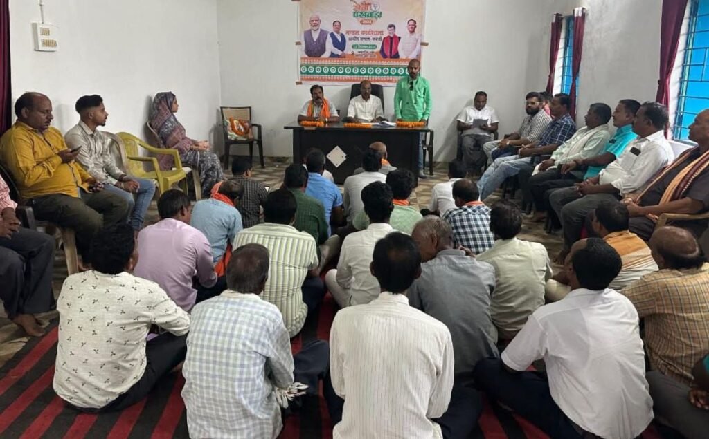 भाजपा शक्ति ग्रामीण मंडल की सेवा पखवाड़ा बैठक में पहुंचे पूर्व जिला उपाध्यक्ष रामअवतार अग्रवाल, श्री अग्रवाल ने कहा- मोदी जी के जन्मदिन से लेकर गांधी जी की जयंती तक हमें बूथ स्तर पर करने हैं सेवा के कार्य, मंडल अध्यक्ष पहलवान दास महंत भी रहे मौजूद kshititech