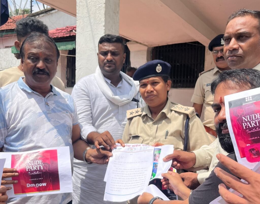 रायपुर शहर के क्लबो में परोसी जा रही ड्रग्स एवं शराब- कन्हैया अग्रवाल, कांग्रेस नेताओं ने वरिष्ठ पुलिस अधीक्षक को न्यूड पार्टी के आयोजन पर तत्काल रोक लगाने की करी मांग, प्रदेश कांग्रेस महामंत्री कन्हैया अग्रवाल ने कहा- शहर की जनता नग्नता बर्दाश्त नहीं करेगी kshititech