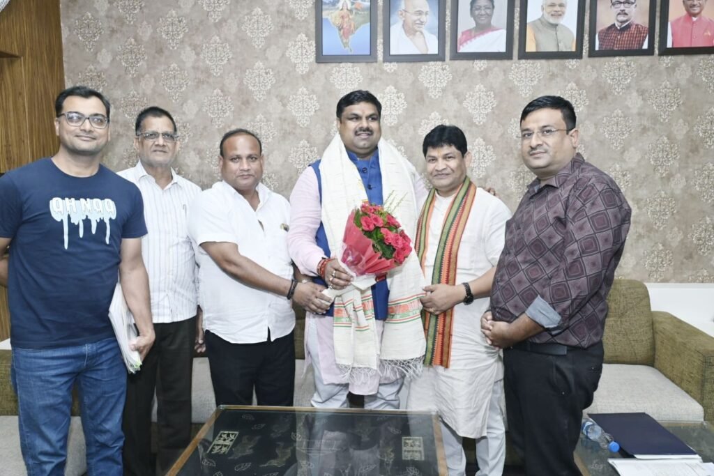 शहर विकास के लिए मिले मंत्री गणों से- नगर पंचायत बाराद्वार के अध्यक्ष, उपाध्यक्ष एवं सांसद प्रतिनिधि ने पूर्व विधायक डॉक्टर खिलावन साहू के नेतृत्व में करी वित्त मंत्री ओ पी चौधरी, स्कूल शिक्षा मंत्री गजेंद्र यादव एवं अनुसूचित जाति विकास मंत्री गुरु खुशवंत साहेब से मुलाकात ,नगर पंचायत के पूर्व उपाध्यक्ष अशोक कलानौरिया भी रहे मौजूद शहर विकास के लिए मिले मंत्री गणों से- नगर पंचायत बाराद्वार के अध्यक्ष, उपाध्यक्ष एवं सांसद प्रतिनिधि ने पूर्व विधायक डॉक्टर खिलावन साहू के नेतृत्व में करी वित्त मंत्री ओ पी चौधरी, स्कूल शिक्षा मंत्री गजेंद्र यादव एवं अनुसूचित जाति विकास मंत्री गुरु खुशवंत साहेब से मुलाकात ,नगर पंचायत के पूर्व उपाध्यक्ष अशोक कलानौरिया भी रहे मौजूद kshititech