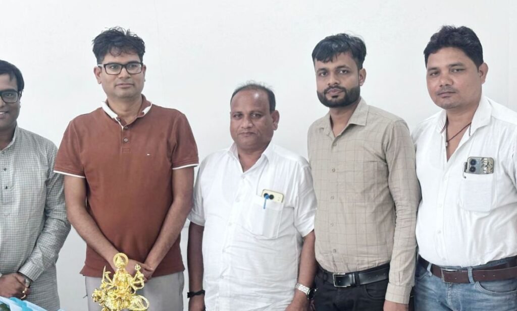 शहर विकास के लिए मिले मंत्री गणों से- नगर पंचायत बाराद्वार के अध्यक्ष, उपाध्यक्ष एवं सांसद प्रतिनिधि ने पूर्व विधायक डॉक्टर खिलावन साहू के नेतृत्व में करी वित्त मंत्री ओ पी चौधरी, स्कूल शिक्षा मंत्री गजेंद्र यादव एवं अनुसूचित जाति विकास मंत्री गुरु खुशवंत साहेब से मुलाकात ,नगर पंचायत के पूर्व उपाध्यक्ष अशोक कलानौरिया भी रहे मौजूद शहर विकास के लिए मिले मंत्री गणों से- नगर पंचायत बाराद्वार के अध्यक्ष, उपाध्यक्ष एवं सांसद प्रतिनिधि ने पूर्व विधायक डॉक्टर खिलावन साहू के नेतृत्व में करी वित्त मंत्री ओ पी चौधरी, स्कूल शिक्षा मंत्री गजेंद्र यादव एवं अनुसूचित जाति विकास मंत्री गुरु खुशवंत साहेब से मुलाकात ,नगर पंचायत के पूर्व उपाध्यक्ष अशोक कलानौरिया भी रहे मौजूद kshititech