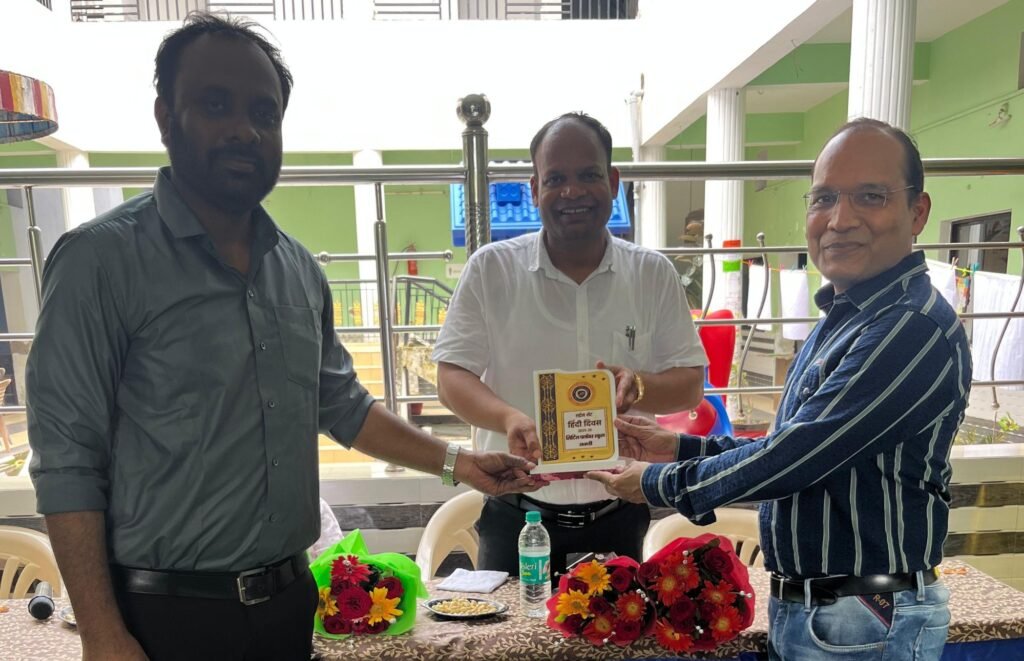 हिंदी दिवस के मौके पर शक्ति के लिटिल फ्लावर स्कूल में हुआ आयोजन, विकासखंड शिक्षा अधिकारी दिलीप पटेल ने कहा- हिंदी को बढ़ावा देने हम सभी को करना होगा संयुक्त प्रयास, विद्यालय प्रबंधन ने भी हिंदी दिवस की दी बधाई, साहित्यकार केशव दिव्य एवं मनीषा भारद्वाज भी रहे मौजूद kshititech