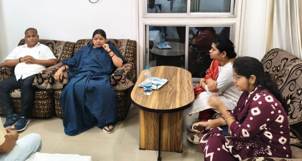 बाराद्वार का पटवारी हल्का कार्यालय अब लगेगा पुराने तहसील में- सांसद कमलेश जांगड़े ने करी बाराद्वार तहसीलदार से चर्चा, नगर पंचायत अध्यक्ष नारायण कुर्रे की मांग पर आम जनता की सुविधाओं के लिए हुई पहल, नागरिकों की सुविधाओं के लिए नगर पंचायत प्रशासन सजग बाराद्वार का पटवारी हल्का कार्यालय अब लगेगा पुराने तहसील में- सांसद कमलेश जांगड़े ने करी बाराद्वार तहसीलदार से चर्चा, नगर पंचायत अध्यक्ष नारायण कुर्रे की मांग पर आम जनता की सुविधाओं के लिए हुई पहल, नागरिकों की सुविधाओं के लिए नगर पंचायत प्रशासन सजग kshititech