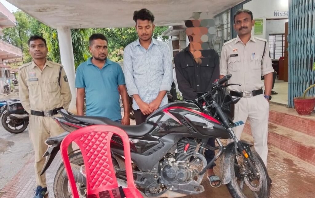 शक्ति पुलिस की बड़ी सफलता ₹8 लाख रुपये की धोखाधड़ी करने वाला चढ़ा पुलिस के हत्थे,शक्ति TI लखन पटेल की सक्रियता से अपराधियों पर कस रही लगाम, आरोपियों से लाखों रुपए का सामान जप्त, पुलिस की अपील- ठगो, बदमाशों से रहें सावधान, संदिग्ध लोगों के बहकावे में ना आए, पुलिस को दे तत्काल सूचना शक्ति पुलिस की बड़ी सफलता ₹8 लाख रुपये की धोखाधड़ी करने वाला चढ़ा पुलिस के हत्थे,शक्ति TI लखन पटेल की सक्रियता से अपराधियों पर कस रही लगाम, आरोपियों से लाखों रुपए का सामान जप्त, पुलिस की अपील- ठगो, बदमाशों से रहें सावधान, संदिग्ध लोगों के बहकावे में ना आए, पुलिस को दे तत्काल सूचना kshititech