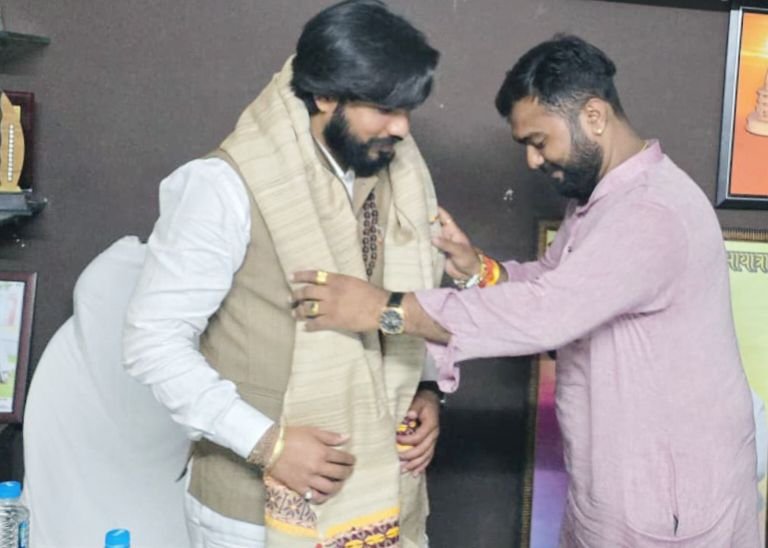 जिला पंचायत सदस्य आयुष शर्मा के प्रयासों से हसौद का लक्ष्मी नारायण धीरहे यूनाइटेड किंगडम में करेगा पढ़ाई, अनुसूचित जाति विकास मंत्री गुरु खुशवंत साहेब की पहल पर मुख्यमंत्री ने दी ₹300000 की स्वीकृति, क्षेत्र वासियों ने किया आयुष शर्मा सहित शासन का धन्यवाद ज्ञापित, बाराद्वार के प्रतिष्ठित अन्नपूर्णा परिवार के सदस्य हैं आयुष kshititech