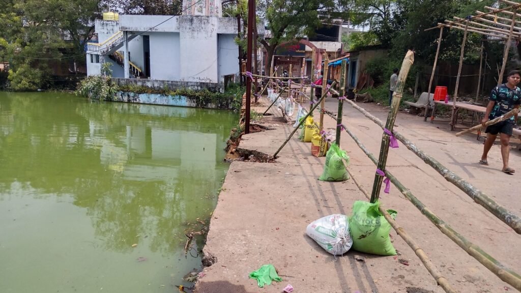 धन्यवाद अध्यक्ष जी- पानी से लबालब भरे शक्ति के दर्री तालाब की के टूटे हुए बड़े हिस्से को नगर पालिका ने किया अस्थाई बेरीकेटिंग,नवरात्रि पर्व को लेकर प्रशासन ने की पहल, नवरात्रि की भीड़ को देखते हुए थोड़ी मजबूत सुरक्षा की और है जरूरत kshititech