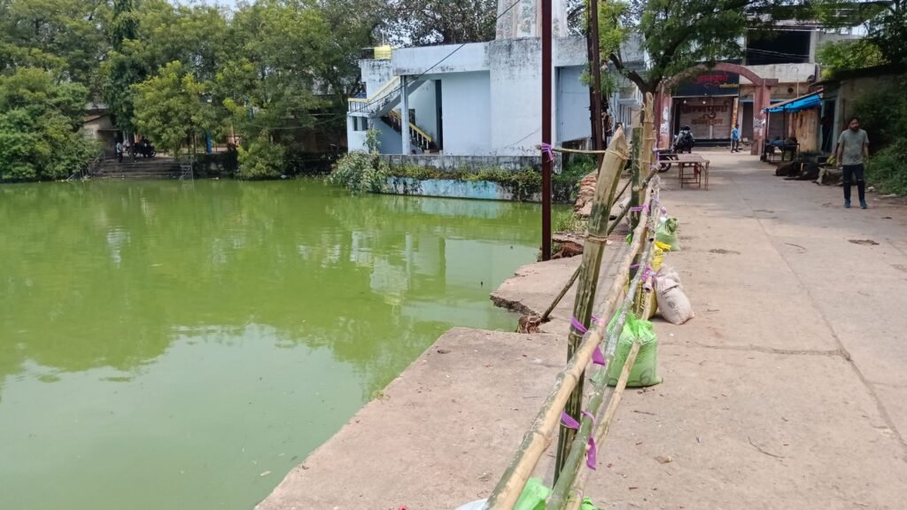 धन्यवाद अध्यक्ष जी- पानी से लबालब भरे शक्ति के दर्री तालाब की के टूटे हुए बड़े हिस्से को नगर पालिका ने किया अस्थाई बेरीकेटिंग,नवरात्रि पर्व को लेकर प्रशासन ने की पहल, नवरात्रि की भीड़ को देखते हुए थोड़ी मजबूत सुरक्षा की और है जरूरत kshititech