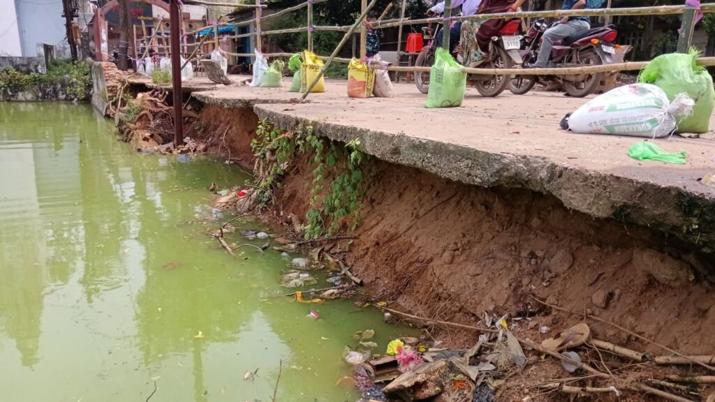 धन्यवाद अध्यक्ष जी- पानी से लबालब भरे शक्ति के दर्री तालाब की के टूटे हुए बड़े हिस्से को नगर पालिका ने किया अस्थाई बेरीकेटिंग,नवरात्रि पर्व को लेकर प्रशासन ने की पहल, नवरात्रि की भीड़ को देखते हुए थोड़ी मजबूत सुरक्षा की और है जरूरत kshititech