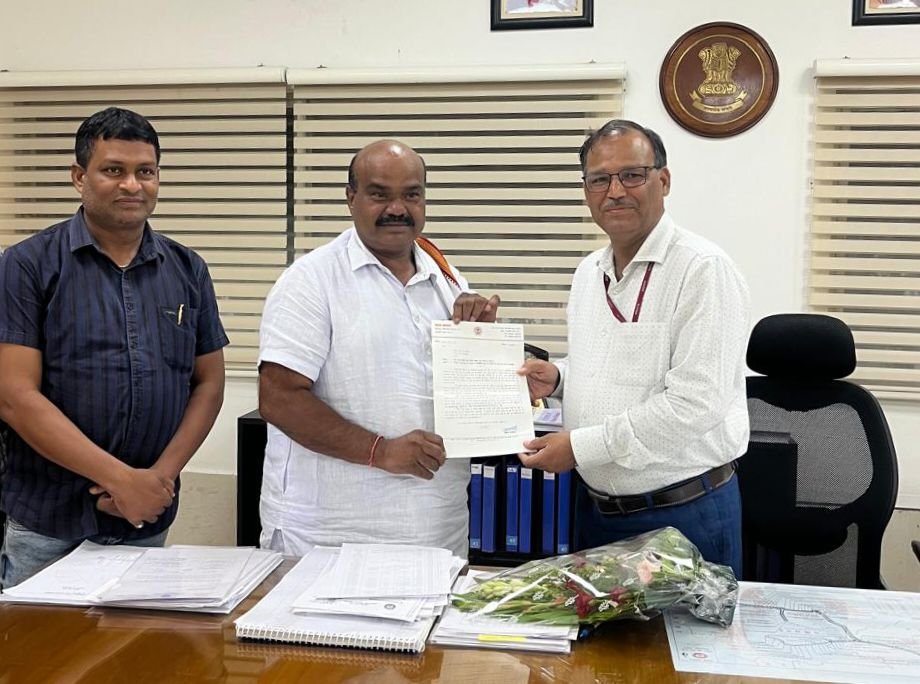 विधायक व्यास कश्यप की अनुकरणीय पहल- रेलवे महाप्रबंधक से मिले जांजगीर चाम्पा के विधायक व्यास कश्यप,नैला-जांजगीर रेलवे स्टेशन में नवरात्रि पर्व पर सभी ट्रेनों के स्टॉपेज देने की करी मांग, रेल यात्री सुविधाओं के लिए सतत संघर्षरत रहते हैं विधायक कश्यप जी kshititech