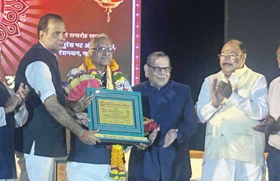 नागपुर शहर के अग्रसेन जयंती समारोह के मुख्य अतिथि के रूप में पहुंचे रायपुर के समाजसेवी सीताराम अग्रवाल, सीताराम ने कहा- नागपुर शहर के अग्रवाल समाज पूरी दुनिया में अपने कार्यों से बनाई पहचान, हल्दीराम ग्रुप नागपुर के चैयरमेन से भी हुई सीताराम जी की मुलाकात, कार्यक्रम में विदेशो से भी पहुंचे थे अग्रवाल बंधु, सीताराम जी के सेवा कामों की मंच पर भी हुई प्रशंसा नागपुर शहर के अग्रसेन जयंती समारोह के मुख्य अतिथि के रूप में पहुंचे रायपुर के समाजसेवी सीताराम अग्रवाल, सीताराम ने कहा- नागपुर शहर के अग्रवाल समाज पूरी दुनिया में अपने कार्यों से बनाई पहचान, हल्दीराम ग्रुप नागपुर के चैयरमेन से भी हुई सीताराम जी की मुलाकात, कार्यक्रम में विदेशो से भी पहुंचे थे अग्रवाल बंधु, सीताराम जी के सेवा कामों की मंच पर भी हुई प्रशंसा kshititech