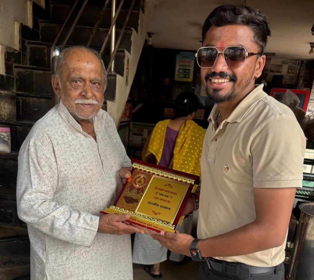 शोभा यात्रा का स्वागत करने वाले बंधुओ के घर पहुंच कर अग्रसेन जयंती समिति शक्ति ने किया उनका सम्मान kshititech