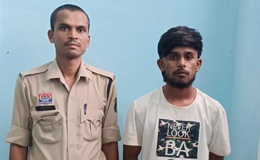 सक्ति के सरस्वती शिशु मंदिर में चोरी की नीयत से घुसे युवक को शक्ति पुलिस ने किया गिरफ्तार, विद्यालय की दीवाल फांदकर घुस गया था चोर,विद्यालय के प्रधानाचार्य ने कराई थी मामले की शक्ति TI पटेल की सक्रियता से चोरों की आई शामत सक्ति के सरस्वती शिशु मंदिर में चोरी की नीयत से घुसे युवक को शक्ति पुलिस ने किया गिरफ्तार, विद्यालय की दीवाल फांदकर घुस गया था चोर,विद्यालय के प्रधानाचार्य ने कराई थी मामले की शक्ति TI पटेल की सक्रियता से चोरों की आई शामत kshititech