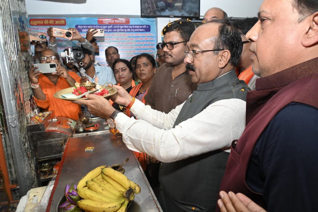 सिद्ध हनुमान जी के दरबार में उपमुख्यमंत्री- उपमुख्यमंत्री पहुंचे शक्ति के थाना चौक स्थित हनुमान मंदिर, हनुमान जी के दर्शन कर लिया आशीर्वाद, श्री हनुमान सेवा परिवार ने किया डिप्टी सीएम जी का अभिनंदन सिद्ध हनुमान जी के दरबार में उपमुख्यमंत्री- उपमुख्यमंत्री पहुंचे शक्ति के थाना चौक स्थित हनुमान मंदिर, हनुमान जी के दर्शन कर लिया आशीर्वाद, श्री हनुमान सेवा परिवार ने किया डिप्टी सीएम जी का अभिनंदन kshititech