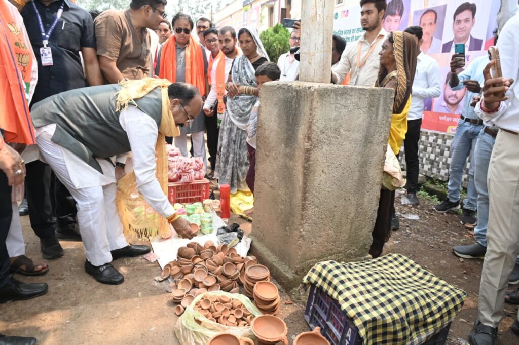 सक्ति के बुधवारी बाजार के फुटपाथ में उप मुख्यमंत्री ने खरीदे मिट्टी के दीये,साव जी ने कहा- लोकल पर वोकल को बढ़ावा देना ही हमारी जिम्मेदारी सक्ति के बुधवारी बाजार के फुटपाथ में उप मुख्यमंत्री ने खरीदे मिट्टी के दीये,साव जी ने कहा- लोकल पर वोकल को बढ़ावा देना ही हमारी जिम्मेदारी kshititech