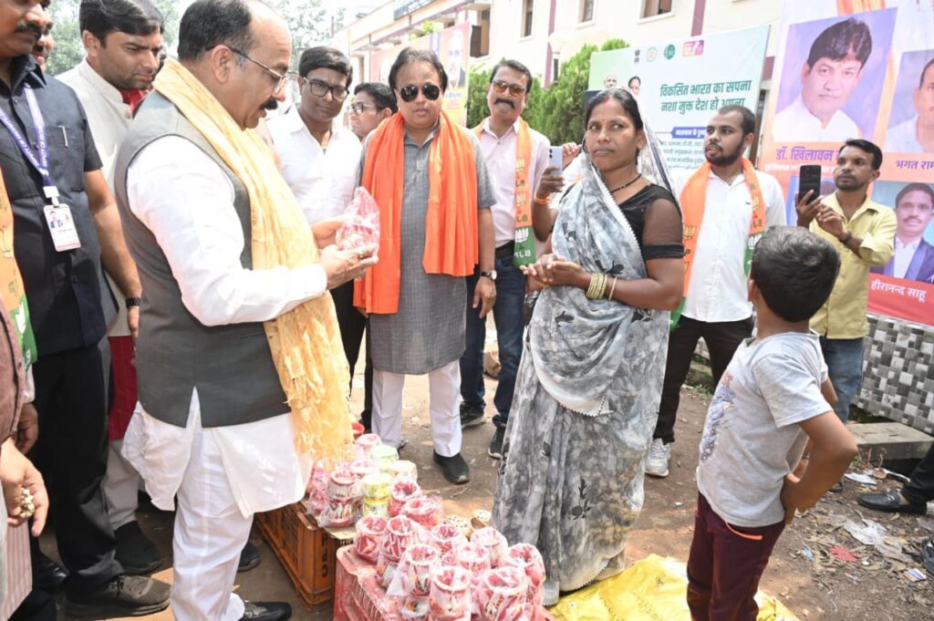 सक्ति के बुधवारी बाजार के फुटपाथ में उप मुख्यमंत्री ने खरीदे मिट्टी के दीये,साव जी ने कहा- लोकल पर वोकल को बढ़ावा देना ही हमारी जिम्मेदारी सक्ति के बुधवारी बाजार के फुटपाथ में उप मुख्यमंत्री ने खरीदे मिट्टी के दीये,साव जी ने कहा- लोकल पर वोकल को बढ़ावा देना ही हमारी जिम्मेदारी kshititech