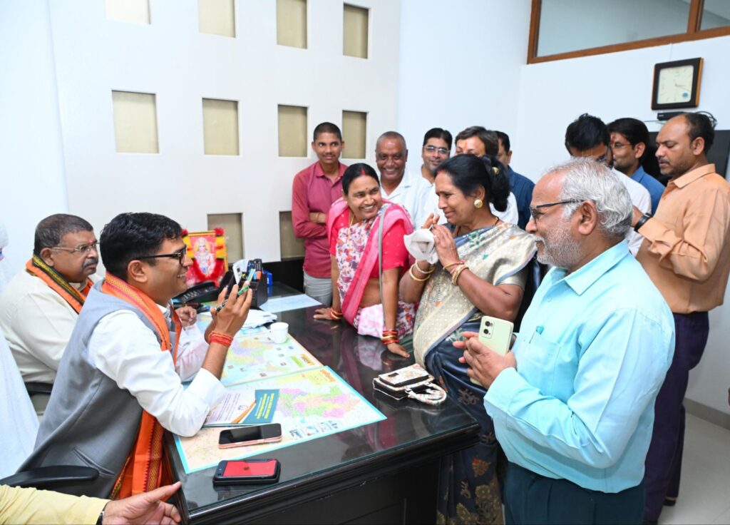 भाजपा का सहयोग केंद्र हुआ प्रारंभ,पहले दिन वित्त मंत्री ओपी चौधरी ने किया कार्यालय का संचालन, सुशासन वाली सरकार का अभिनव प्रयास भाजपा का सहयोग केंद्र हुआ प्रारंभ,पहले दिन वित्त मंत्री ओपी चौधरी ने किया कार्यालय का संचालन, सुशासन वाली सरकार का अभिनव प्रयास kshititech