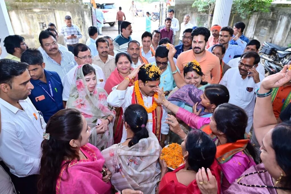 मोदी सरकार के शहरी विकास मंत्री तोखन साहू पहुंचे शक्ति, घर-घर स्वदेशी, हर घर स्वदेशी कार्यक्रम में हुए शामिल, सांसद कमलेश जांगड़े ने कहा स्वदेशी उत्पाद खरीदने से भारत की अर्थव्यवस्था होगी मजबूत, स्वदेशी अपनाने के लिए संकल्प भी लिया पार्टी कार्यकर्ताओं ने मोदी सरकार के शहरी विकास मंत्री तोखन साहू पहुंचे शक्ति, घर-घर स्वदेशी, हर घर स्वदेशी कार्यक्रम में हुए शामिल, सांसद कमलेश जांगड़े ने कहा स्वदेशी उत्पाद खरीदने से भारत की अर्थव्यवस्था होगी मजबूत, स्वदेशी अपनाने के लिए संकल्प भी लिया पार्टी कार्यकर्ताओं ने kshititech