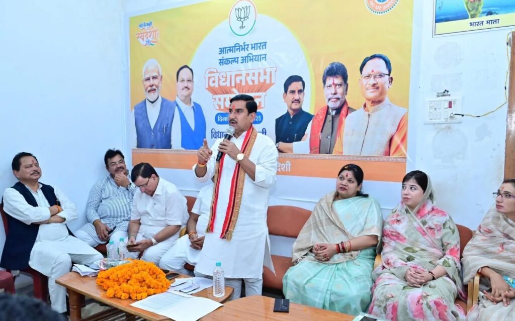 मोदी सरकार के शहरी विकास मंत्री तोखन साहू पहुंचे शक्ति, घर-घर स्वदेशी, हर घर स्वदेशी कार्यक्रम में हुए शामिल, सांसद कमलेश जांगड़े ने कहा स्वदेशी उत्पाद खरीदने से भारत की अर्थव्यवस्था होगी मजबूत, स्वदेशी अपनाने के लिए संकल्प भी लिया पार्टी कार्यकर्ताओं ने मोदी सरकार के शहरी विकास मंत्री तोखन साहू पहुंचे शक्ति, घर-घर स्वदेशी, हर घर स्वदेशी कार्यक्रम में हुए शामिल, सांसद कमलेश जांगड़े ने कहा स्वदेशी उत्पाद खरीदने से भारत की अर्थव्यवस्था होगी मजबूत, स्वदेशी अपनाने के लिए संकल्प भी लिया पार्टी कार्यकर्ताओं ने kshititech