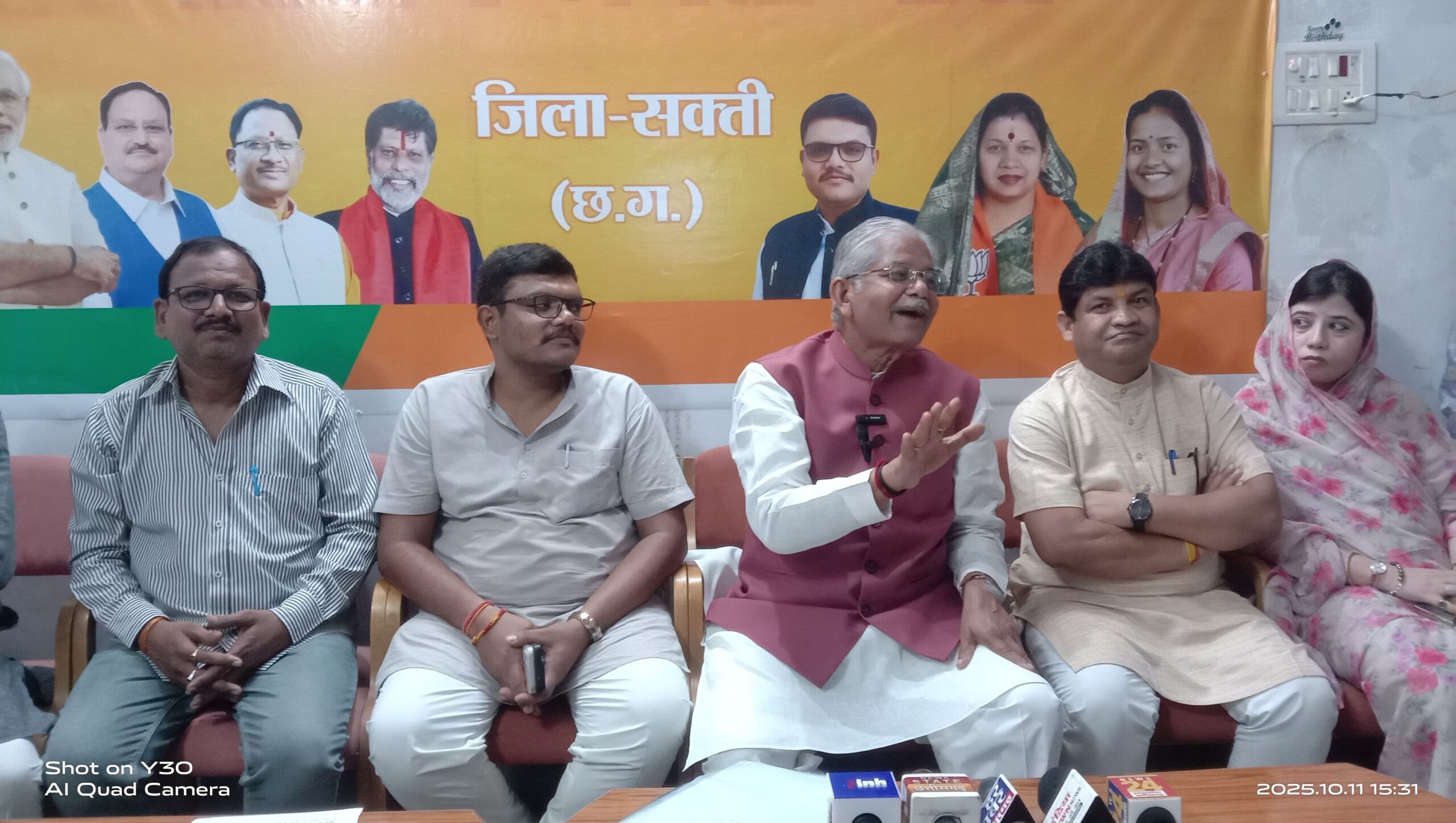 पूर्व विधानसभा अध्यक्ष धरमलाल कौशिक ने कहीं बड़ी बात- शक्ति की पत्रकार वार्ता में कहा मोदी जी ने पूरे देश में कानून का सरलीकरण कर जीएसटी सुधार को लेकर उठाया ऐतिहासिक कदम, विकसित भारत की ओर अग्रसर है हमारा देश, घर-घर स्वदेशी अभियान को लेकर भी कार्यकर्ताओं को किया गया रिचार्ज,पूर्व विधायक खिलावन साहू एवं भाजपा जिला अध्यक्ष टिकेश्वर भी रहे मौजूद पूर्व विधानसभा अध्यक्ष धरमलाल कौशिक ने कहीं बड़ी बात- शक्ति की पत्रकार वार्ता में कहा मोदी जी ने पूरे देश में कानून का सरलीकरण कर जीएसटी सुधार को लेकर उठाया ऐतिहासिक कदम, विकसित भारत की ओर अग्रसर है हमारा देश, घर-घर स्वदेशी अभियान को लेकर भी कार्यकर्ताओं को किया गया रिचार्ज,पूर्व विधायक खिलावन साहू एवं भाजपा जिला अध्यक्ष टिकेश्वर भी रहे मौजूद kshititech