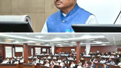 लापरवाही बर्दाश्त नहीं होगी-कलेक्टर कॉन्फ्रेंस में सीएम विष्णु साय ने दिखाए कड़े तेवर, सिखाया अनुशासन का पाठ, उपलब्धियां कागजों पर नहीं बल्कि धरातल पर दिखनी चाहिए, हेल्थ एवं एजुकेशन पर सीएम साहब का जोर, शिक्षण सामग्री अलमारी में नहीं कक्षाओं में दिखनी चाहिए, धान खरीदी में अनियमितता के लिए सीधे कलेक्टर होंगे जिम्मेदार kshititech