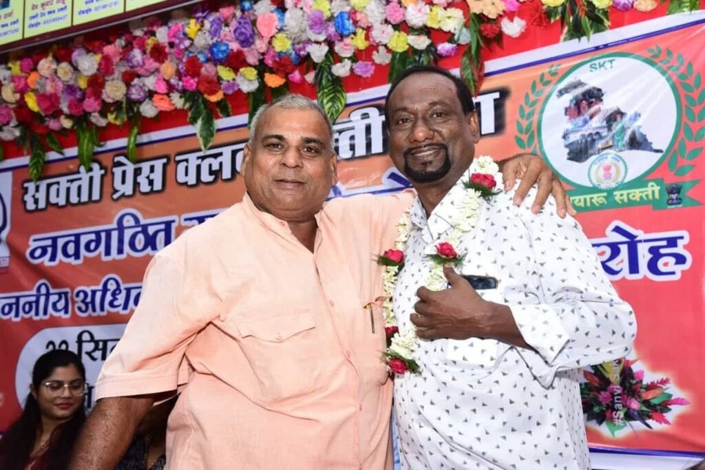 चुनाव प्रचार के अनोखे तरीके एवं के लिए जाने जाते थे शक्ति के दीनू कमांडो, उत्कृष्ट कार्यो के लिए कलेक्टर, एसपी ने भी किया था उन्हें सम्मानित, पत्रकारिता जगत में भी रहा दीनू का अहम योगदान, शहर वासियों ने दी उन्हें भावभीनी श्रद्धांजलि kshititech