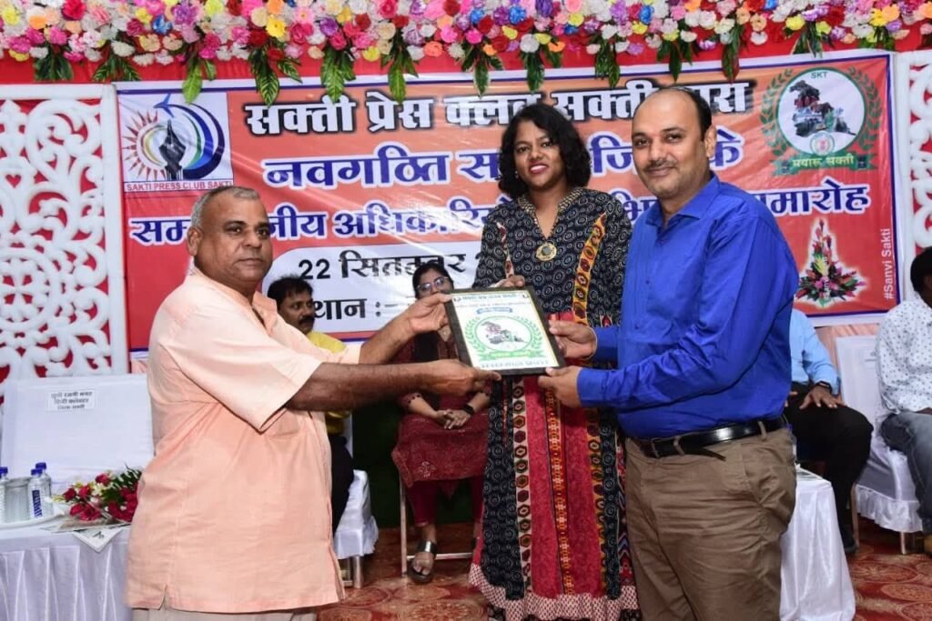 चुनाव प्रचार के अनोखे तरीके एवं के लिए जाने जाते थे शक्ति के दीनू कमांडो, उत्कृष्ट कार्यो के लिए कलेक्टर, एसपी ने भी किया था उन्हें सम्मानित, पत्रकारिता जगत में भी रहा दीनू का अहम योगदान, शहर वासियों ने दी उन्हें भावभीनी श्रद्धांजलि kshititech