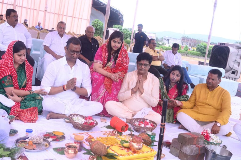 और बढ़ेंगी सुविधाए- रायगढ़ के अग्रोहाधाम में बीस हजार फीट के नए हाल एवं 30 कमरों के निर्माण का हुआ भूमि पूजन, पूरे देश भर में अग्रवाल समाज के दानदाताओं के सहयोग से बनाया गया सबसे बड़ा भवन है श्री अग्रोहा राम चैरिटेबल ट्रस्ट का भवन, 2 अक्टूबर को दशहरे के मौके पर हुआ पुनित कार्य का शुभारंभ और बढ़ेंगी सुविधाए- रायगढ़ के अग्रोहाधाम में बीस हजार फीट के नए हाल एवं 30 कमरों के निर्माण का हुआ भूमि पूजन, पूरे देश भर में अग्रवाल समाज के दानदाताओं के सहयोग से बनाया गया सबसे बड़ा भवन है श्री अग्रोहा राम चैरिटेबल ट्रस्ट का भवन, 2 अक्टूबर को दशहरे के मौके पर हुआ पुनित कार्य का शुभारंभ kshititech