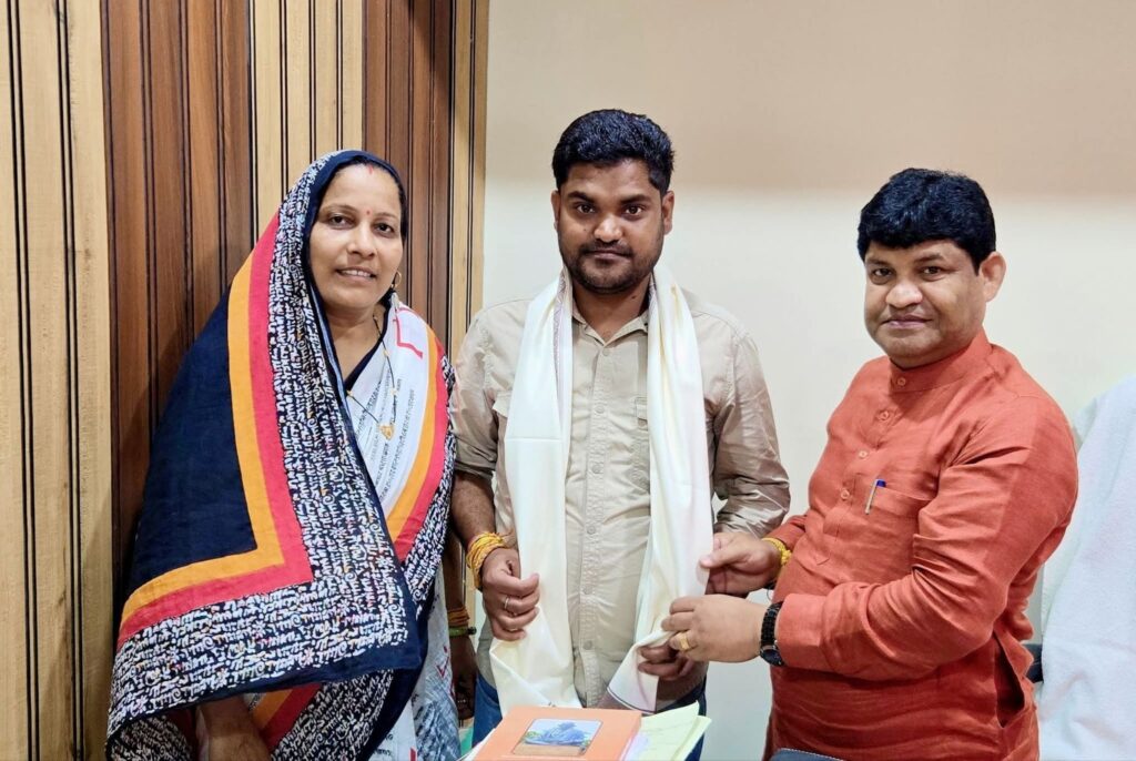 साहू समाज संघ डोडकी परिक्षेत्र के नए अध्यक्ष चुने गए योगेंद्र साहू, 3 अक्टूबर को आयोजित थी समाज की बैठक, योगेंद्र ने कहा- समाज के संगठन को मजबूत करने करेंगे सजगता से जिम्मेदारियो का निर्वहन, ग्राम पंचायत देवरमाल के निर्वाचित सरपंच के रूप में भी जिम्मेदारियां निभा रहे हैं योगेंद्र साहू समाज संघ डोडकी परिक्षेत्र के नए अध्यक्ष चुने गए योगेंद्र साहू, 3 अक्टूबर को आयोजित थी समाज की बैठक, योगेंद्र ने कहा- समाज के संगठन को मजबूत करने करेंगे सजगता से जिम्मेदारियो का निर्वहन, ग्राम पंचायत देवरमाल के निर्वाचित सरपंच के रूप में भी जिम्मेदारियां निभा रहे हैं योगेंद्र kshititech