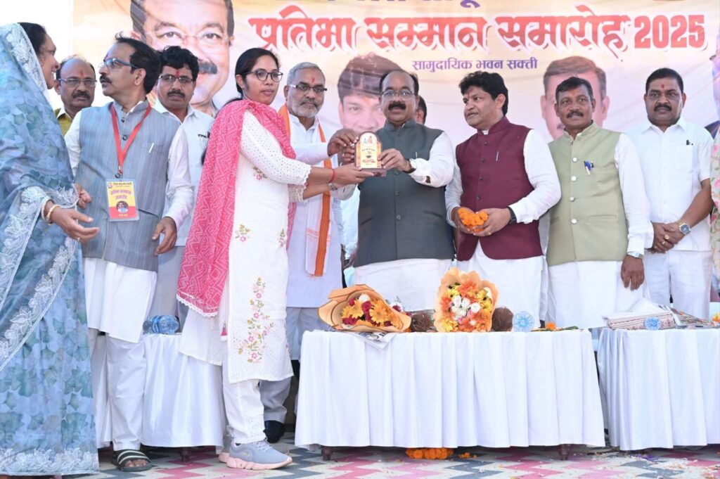 50 लाख की लागत से बनेगा साहू समाज का नया भवन- शक्ति में 8 अक्टूबर को संपन्न हुआ जिला साहू संघ का प्रतिभावान सम्मान समारोह, उपमुख्यमंत्री अरुण साव ने कहा- साहू समाज आज पूरे प्रदेश में एक संगठित समाज के रूप में रखता है अपनी पहचान, संघ के शक्ति जिला अध्यक्ष डॉ खिलावन साहू ने भी कहा- शक्ति जिले में साहू समाज सदैव रचनात्मक एवं सेवा कार्यों में भी अग्रणी, प्रदेश अध्यक्ष डॉ नीरेंद्र साहू की मौजूदगी में हुआ प्रतिभावान सम्मान समारोह 50 लाख की लागत से बनेगा साहू समाज का नया भवन- शक्ति में 8 अक्टूबर को संपन्न हुआ जिला साहू संघ का प्रतिभावान सम्मान समारोह, उपमुख्यमंत्री अरुण साव ने कहा- साहू समाज आज पूरे प्रदेश में एक संगठित समाज के रूप में रखता है अपनी पहचान, संघ के शक्ति जिला अध्यक्ष डॉ खिलावन साहू ने भी कहा- शक्ति जिले में साहू समाज सदैव रचनात्मक एवं सेवा कार्यों में भी अग्रणी, प्रदेश अध्यक्ष डॉ नीरेंद्र साहू की मौजूदगी में हुआ प्रतिभावान सम्मान समारोह kshititech