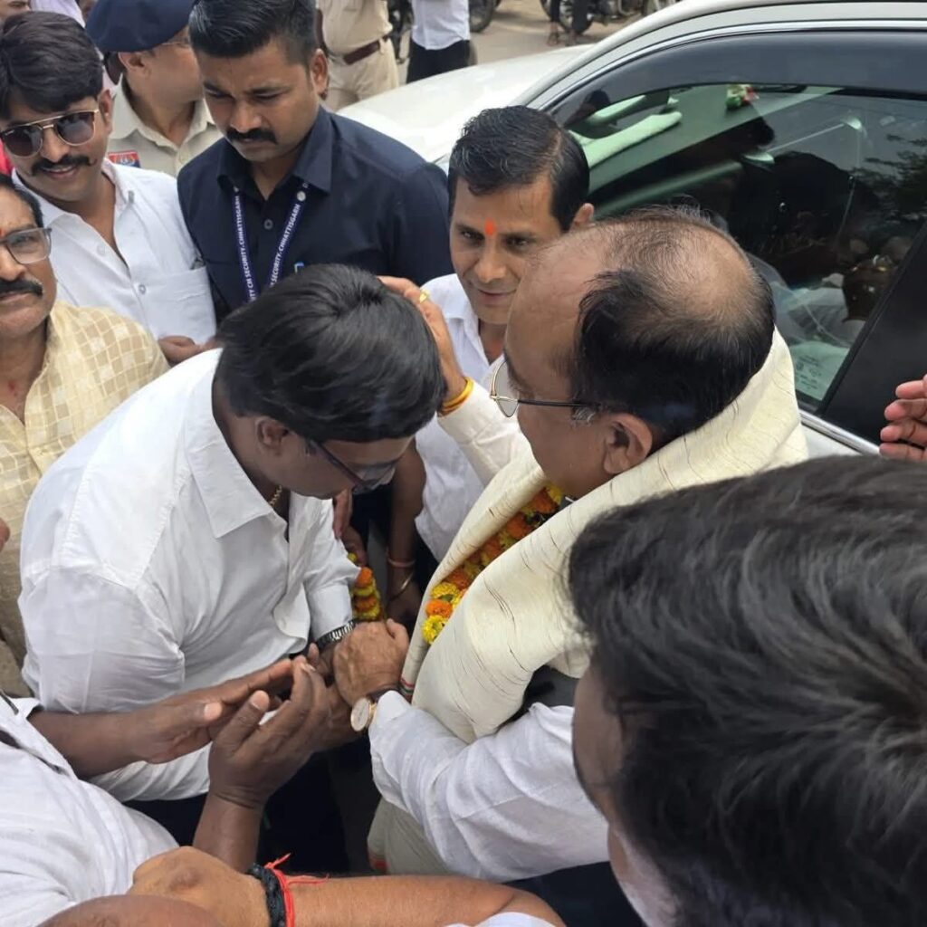 आत्मीय स्वागत- बाराद्वार आगमन पर उपमुख्यमंत्री जी का हुआ जोरदार स्वागत, नगर पंचायत के जन प्रतिनिधियों सहित चेंबर ऑफ कॉमर्स के भी पदाधिकारी रहे मौजूद, बाराद्वार से जैजैपुर सड़क निर्माण की रखी गई मांग, क्षेत्र में तेजी से होंगे विकास कार्य,उप मुख्यमंत्री जी ने दिया आश्वासन आत्मीय स्वागत- बाराद्वार आगमन पर उपमुख्यमंत्री जी का हुआ जोरदार स्वागत, नगर पंचायत के जन प्रतिनिधियों सहित चेंबर ऑफ कॉमर्स के भी पदाधिकारी रहे मौजूद, बाराद्वार से जैजैपुर सड़क निर्माण की रखी गई मांग, क्षेत्र में तेजी से होंगे विकास कार्य,उप मुख्यमंत्री जी ने दिया आश्वासन kshititech