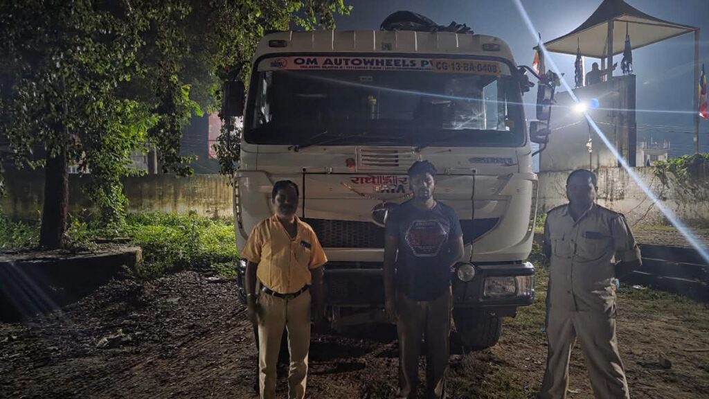 शक्ति जिले में अवैध खनिज परिवहन पर फिर हुई बड़ी कार्रवाई-14 अक्टूबर को खनिज विभाग ने चार हाईवा एवं दो ट्रैक्टर को किया जप्त, चूना पत्थर का हो रहा था परिवहन शक्ति जिले में अवैध खनिज परिवहन पर फिर हुई बड़ी कार्रवाई-14 अक्टूबर को खनिज विभाग ने चार हाईवा एवं दो ट्रैक्टर को किया जप्त, चूना पत्थर का हो रहा था परिवहन kshititech