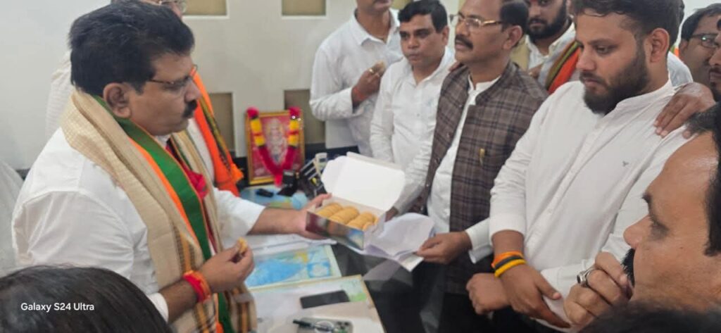 भाजपा नेता कृष्णकांत चंद्रा वने करी गृहमंत्री शर्मा से मुलाकात,शक्ति जिले के राजनैतिक विषयों पर करी चर्चा, नगर पंचायत जैजैपुर के पूर्व अध्यक्ष सहित क्षेत्र के पार्टी कार्यकर्ता भी रहे मौजूद भाजपा नेता कृष्णकांत चंद्रा वने करी गृहमंत्री शर्मा से मुलाकात,शक्ति जिले के राजनैतिक विषयों पर करी चर्चा, नगर पंचायत जैजैपुर के पूर्व अध्यक्ष सहित क्षेत्र के पार्टी कार्यकर्ता भी रहे मौजूद kshititech
