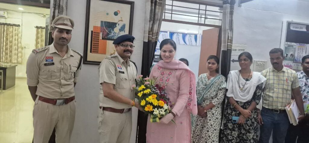 iPS अंकिता शर्मा की विदाई, भावुक हुआ SP कार्यालय का स्टाफ,TI वाई एन शर्मा ने गीतों के माध्यम से व्यक्त की अपनी भावनाएं iPS अंकिता शर्मा की विदाई, भावुक हुआ SP कार्यालय का स्टाफ,TI वाई एन शर्मा ने गीतों के माध्यम से व्यक्त की अपनी भावनाएं kshititech
